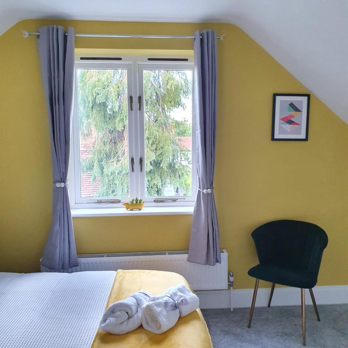 Spacious Beautiful and Warm Cottage with Parking - Housity