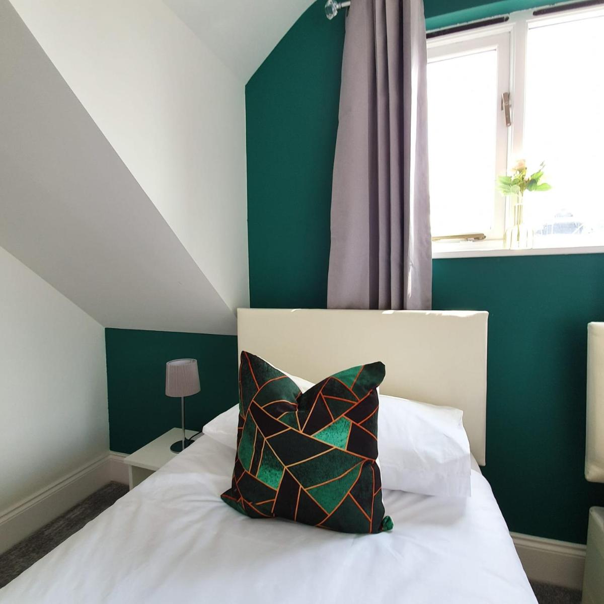 Spacious Beautiful and Warm Cottage with Parking - Housity