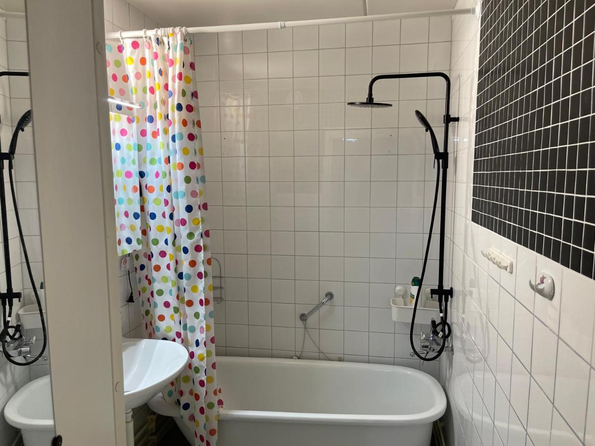 Entire Apartment with 2 Beds-Sofa Bed-Tv Lounge-Balcony - Housity