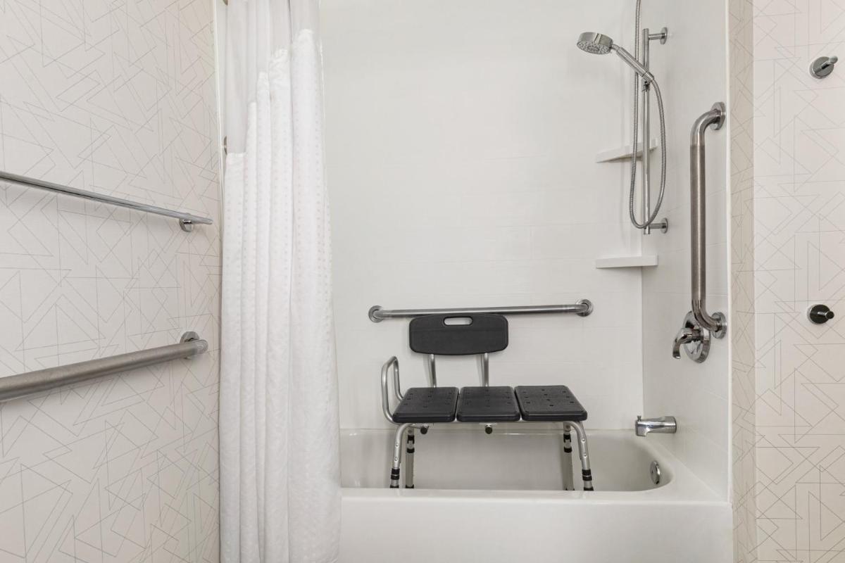 Holiday Inn Express & Suites Greenville-Downtown by IHG - Housity
