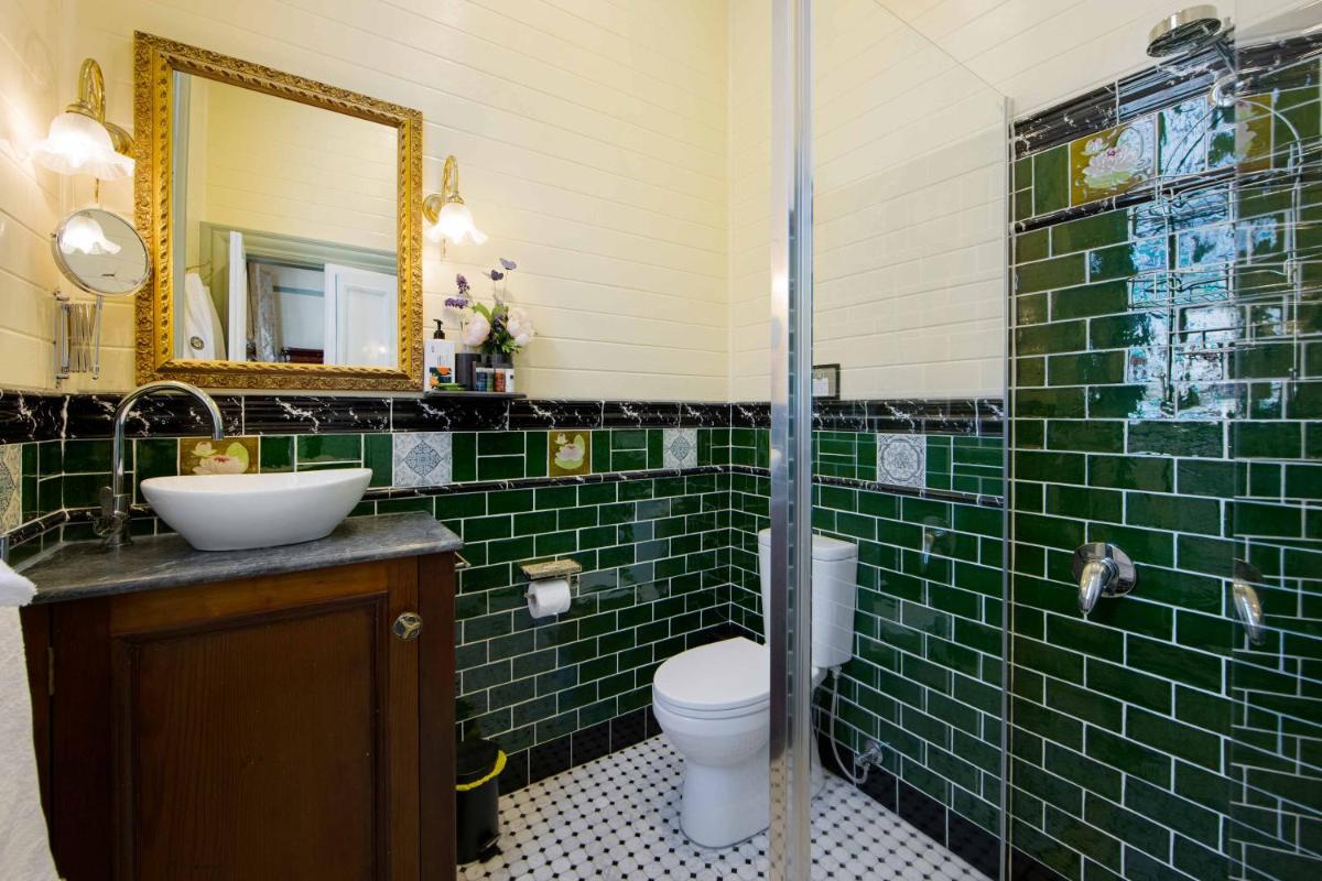 The Old Bank Gladstone Licensed Restaurant & Boutique Accommodation - Housity