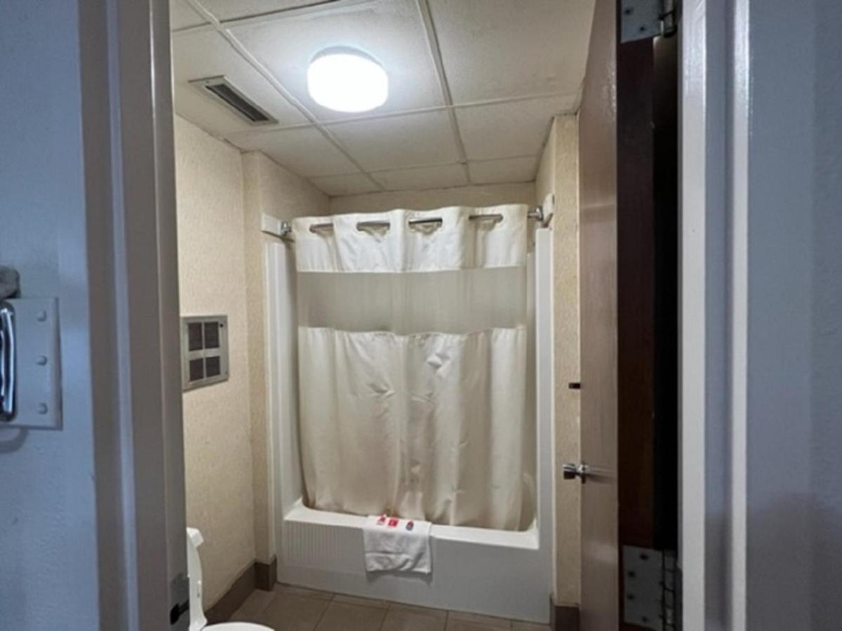 Posh Inn & Suites - Housity