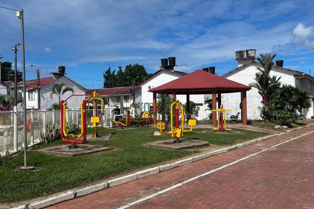 Agradable casa en conjunto cerrado con parqueadero - Housity