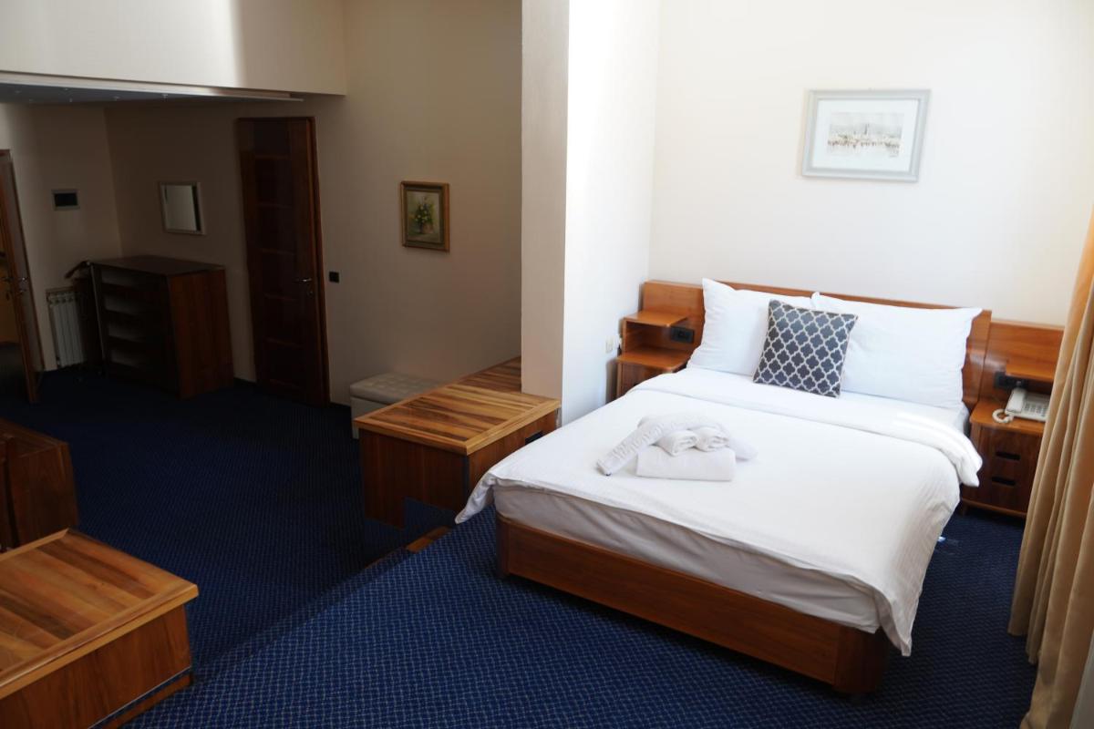 Hotel Brass- FREE PARKING - Housity