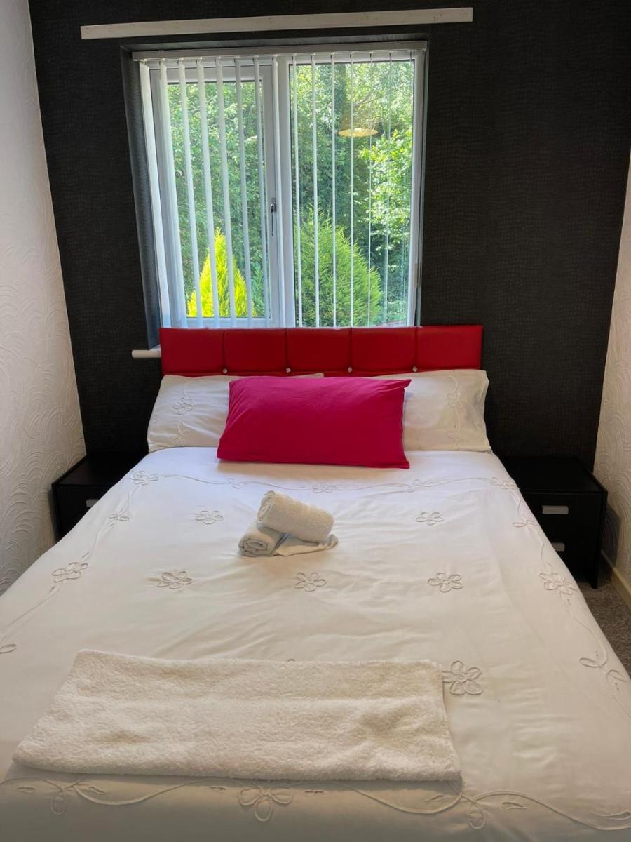 Kampa’s Spacious 2 bed House in DY4 - short or long stays - Housity