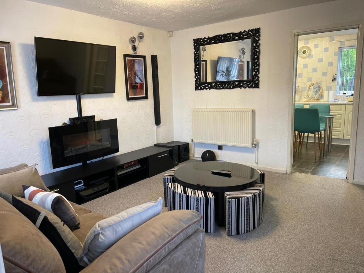 Kampa’s Spacious 2 bed House in DY4 - short or long stays - Housity