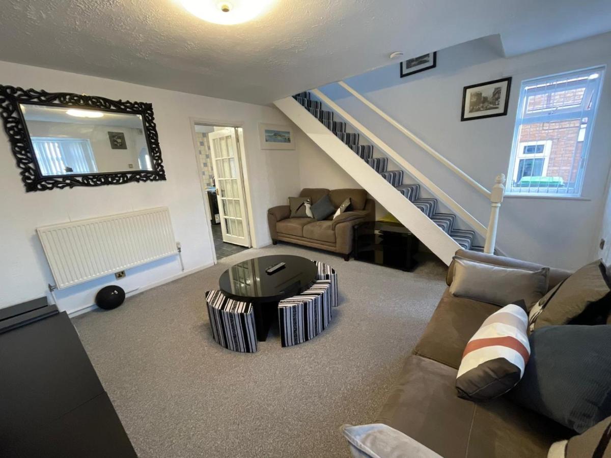 Kampa’s Spacious 2 bed House in DY4 - short or long stays - Housity