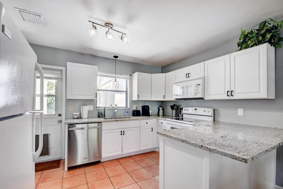 OFF Italian Villa with Backyard - 1mi to Beach - Housity