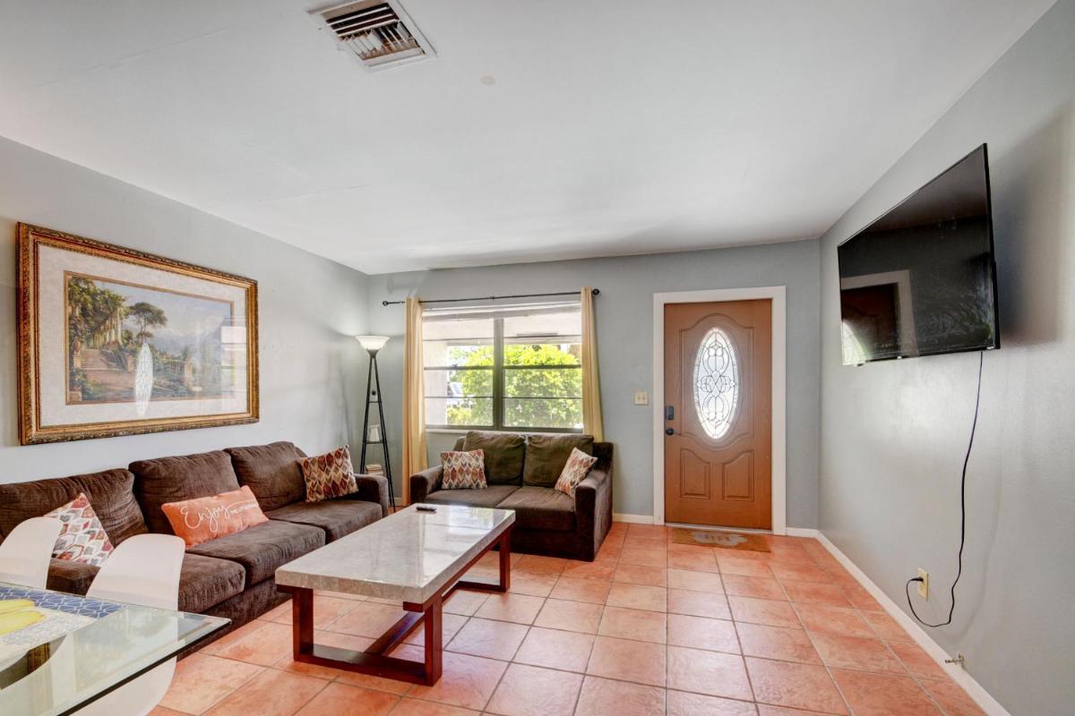 OFF Italian Villa with Backyard - 1mi to Beach - Housity