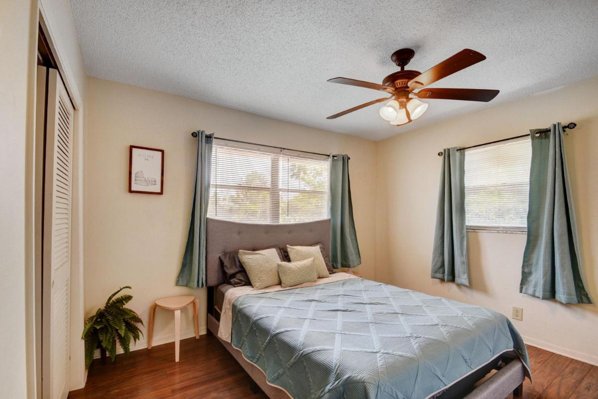 OFF Italian Villa with Backyard - 1mi to Beach - Housity