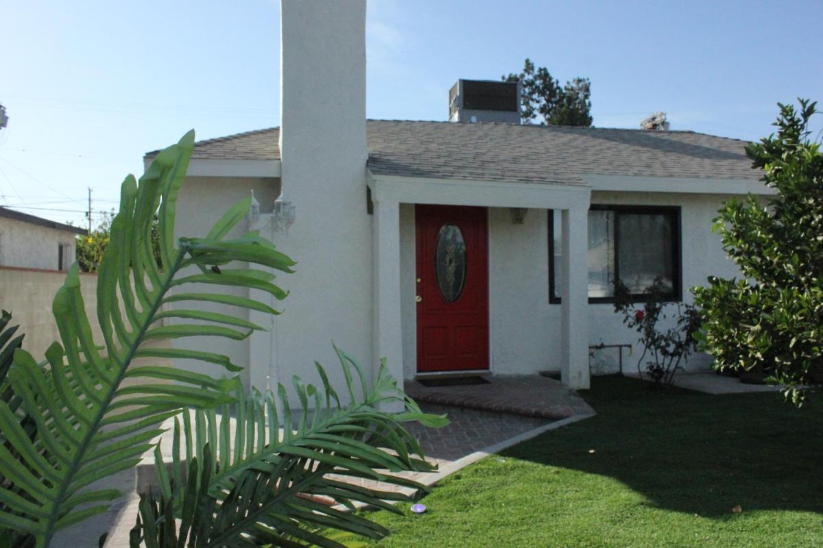 Entire 3 Bedroom Home with Golf Putting & hot spa - Housity