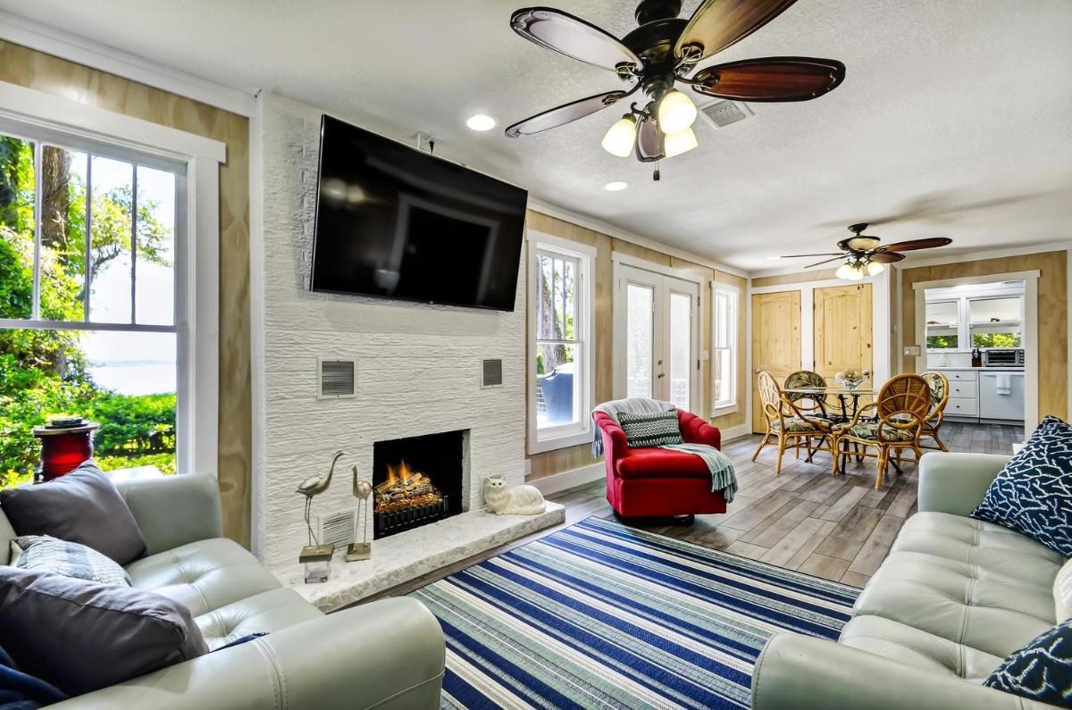 Suitetrails - Riverfront Cottage in GA-Sunrise Views-Near Public Dock-Screened-In Porch
