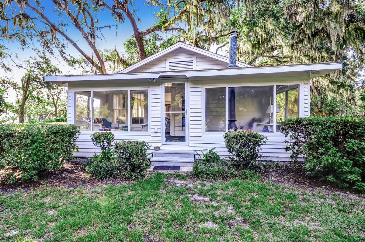 Suitetrails - Riverfront Cottage in GA-Sunrise Views-Near Public Dock-Screened-In Porch