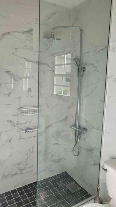 THE COZY HOUSE TWO, 3 BEDROOM BEACH FRONT - Housity