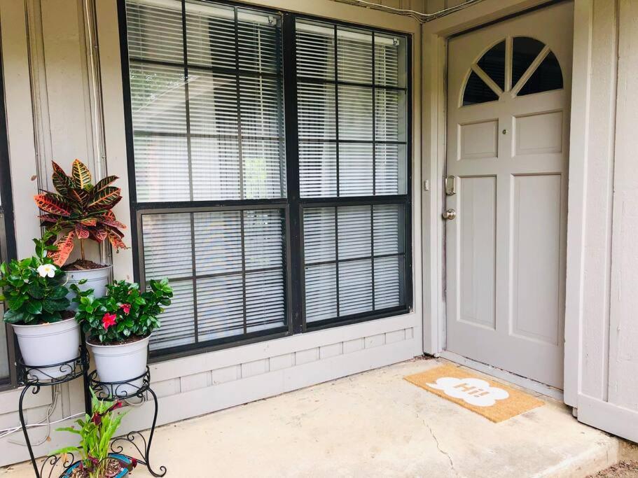 *The Book Nook* Books/Arcade/Grill - Housity