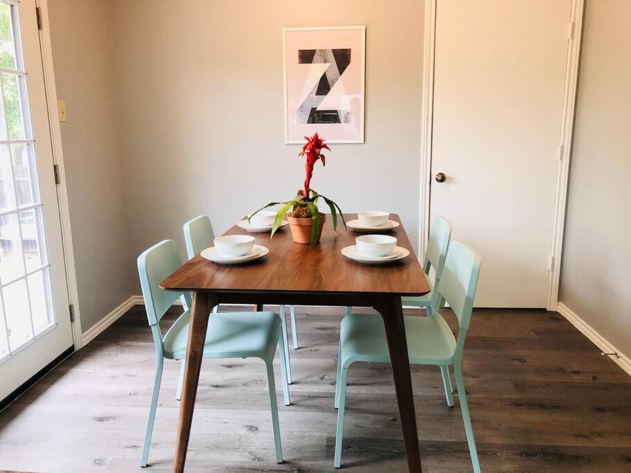 *The Book Nook* Books/Arcade/Grill - Housity