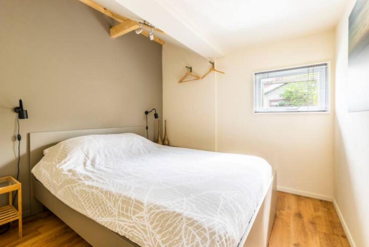 Buiten Huisje aan de Vaart 1 - Housity