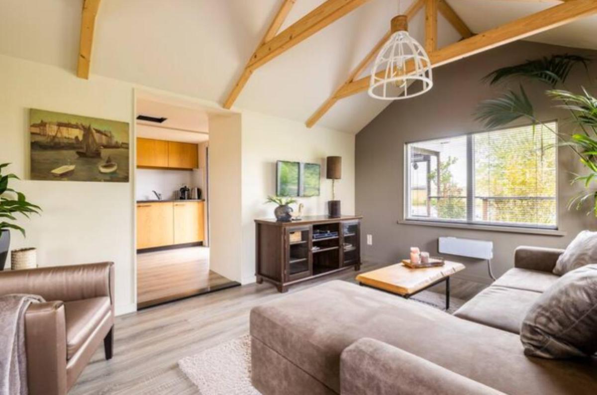 Buiten Huisje aan de Vaart 1 - Housity