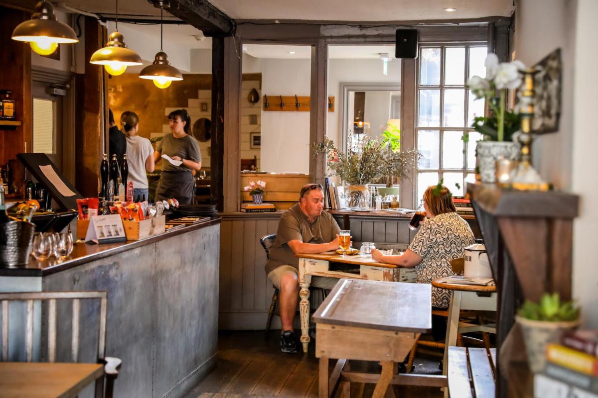 The Black Swan Inn - Housity