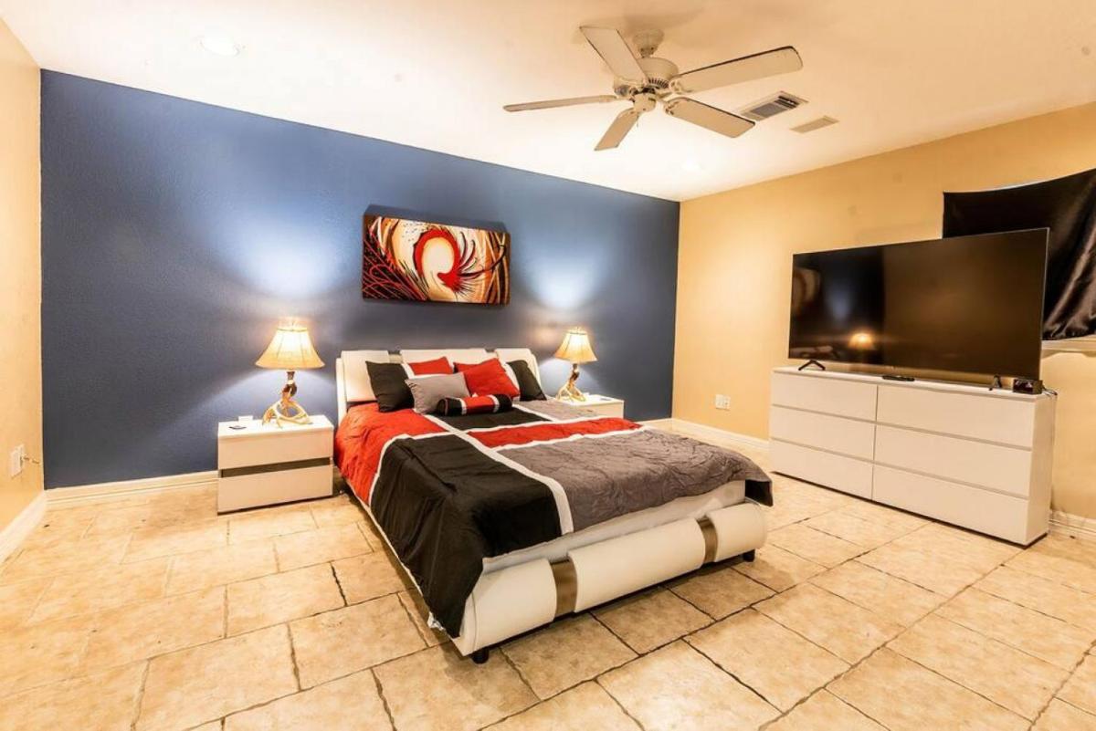 Huge 6 Bedroom with Pool, Spa, 85 Inch TV, Game Room - Housity