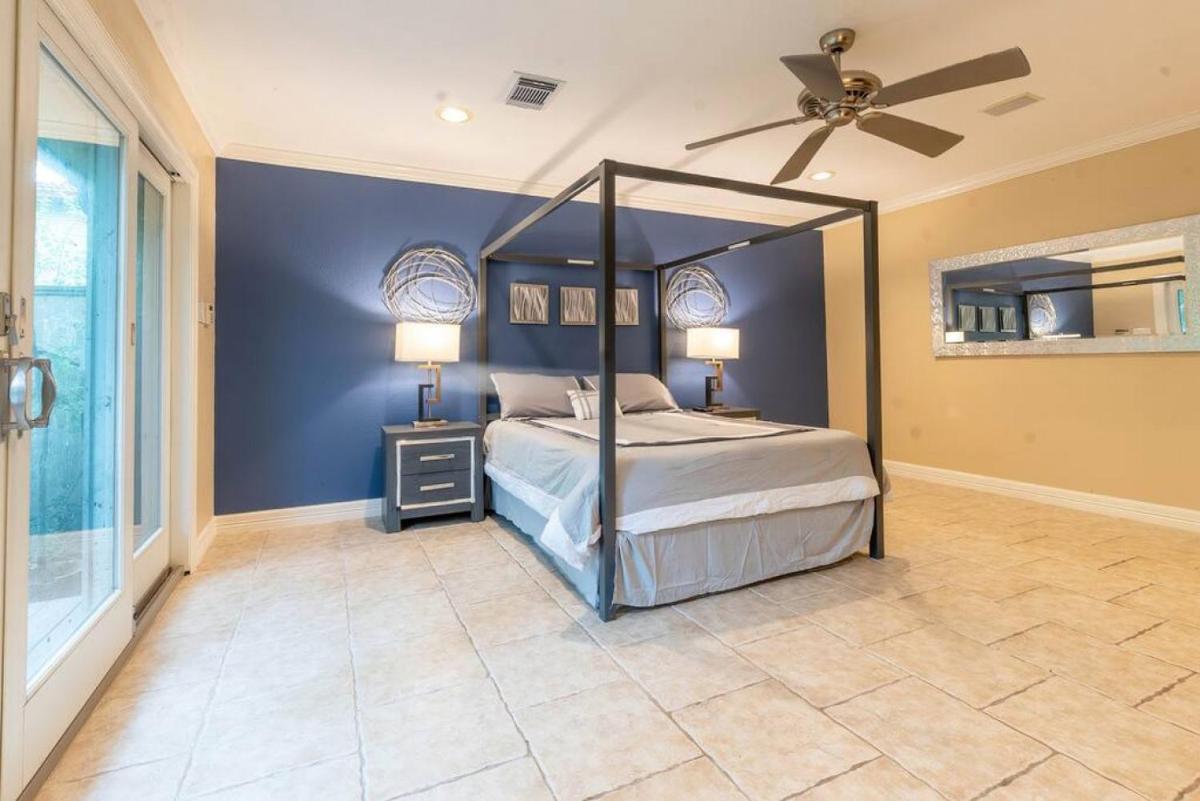Huge 6 Bedroom with Pool, Spa, 85 Inch TV, Game Room - Housity