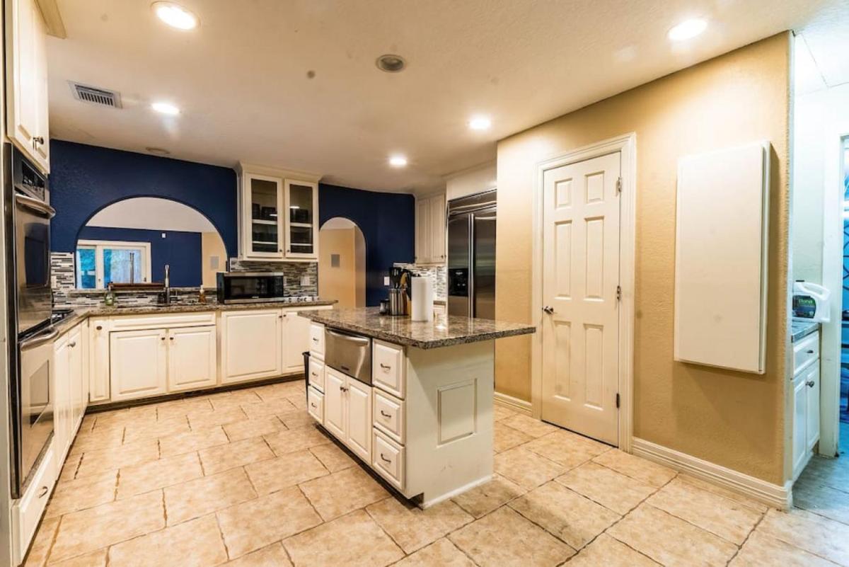 Huge 6 Bedroom with Pool, Spa, 85 Inch TV, Game Room - Housity