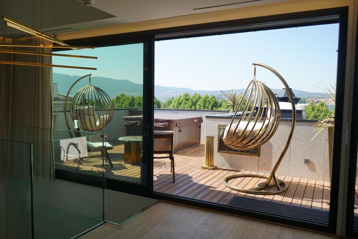 uma casa com vista para uma varanda com pátio em Castelo Hotel em Chaves
