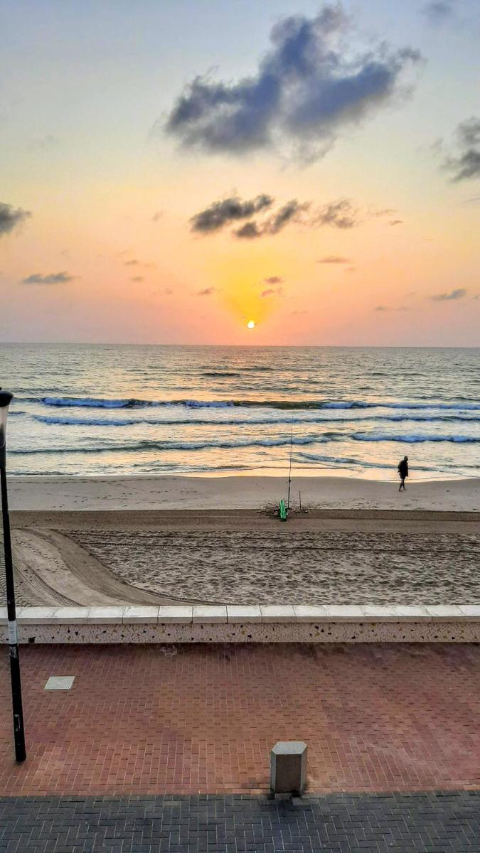 Breezy Beach Apartment - Housity