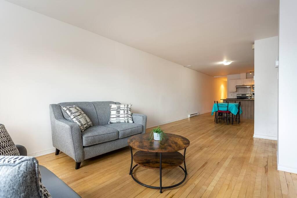 LOVELY RENTAL UNIT WITH BALCONY~ AUTOROUTE 40 - Housity