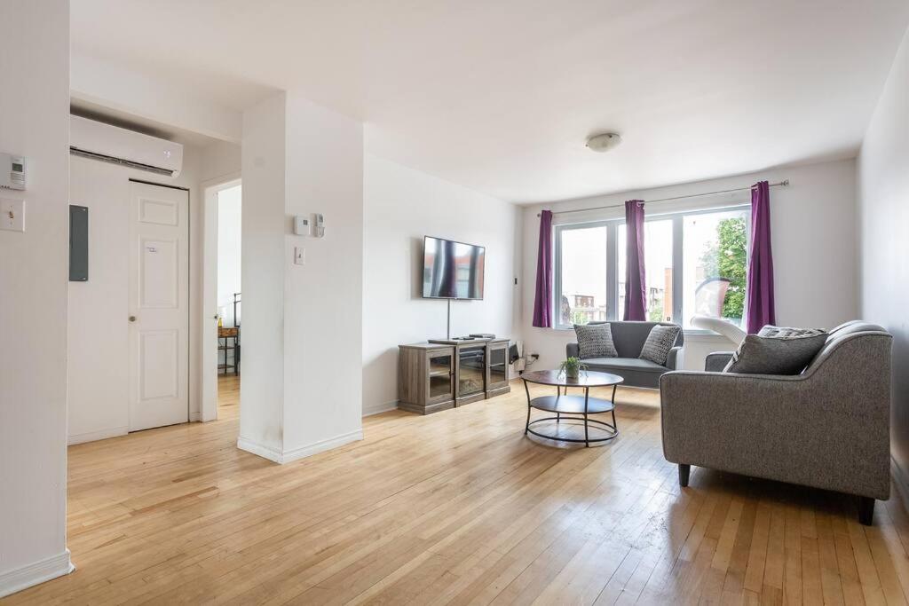 LOVELY RENTAL UNIT WITH BALCONY~ AUTOROUTE 40 - Housity