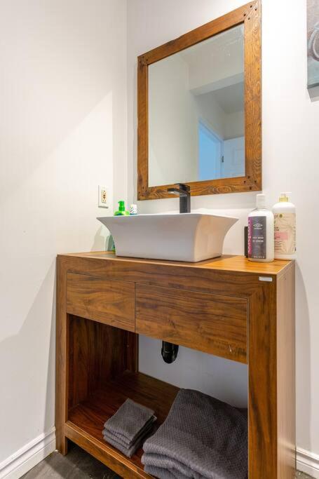 LOVELY RENTAL UNIT WITH BALCONY~ AUTOROUTE 40 - Housity