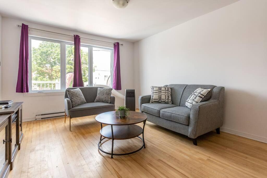 LOVELY RENTAL UNIT WITH BALCONY~ AUTOROUTE 40 - Housity
