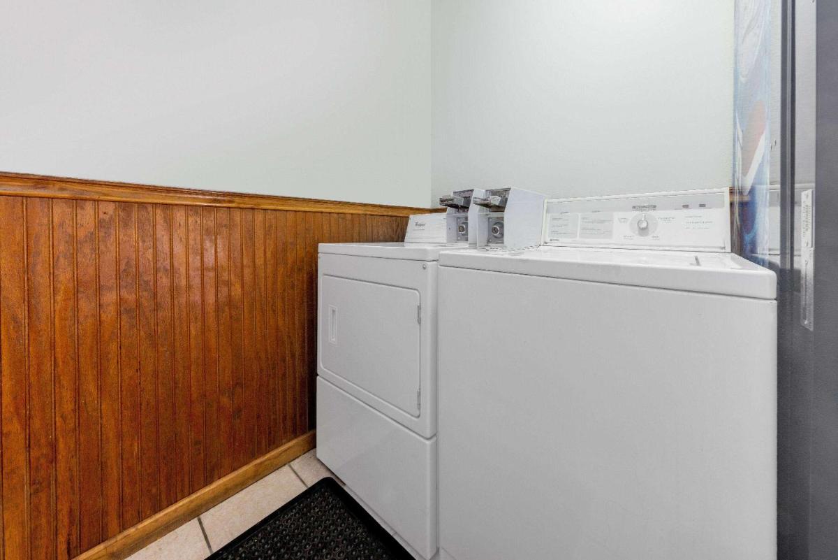 Super 8 by Wyndham Kansas City at Barry Road/Airport - Housity