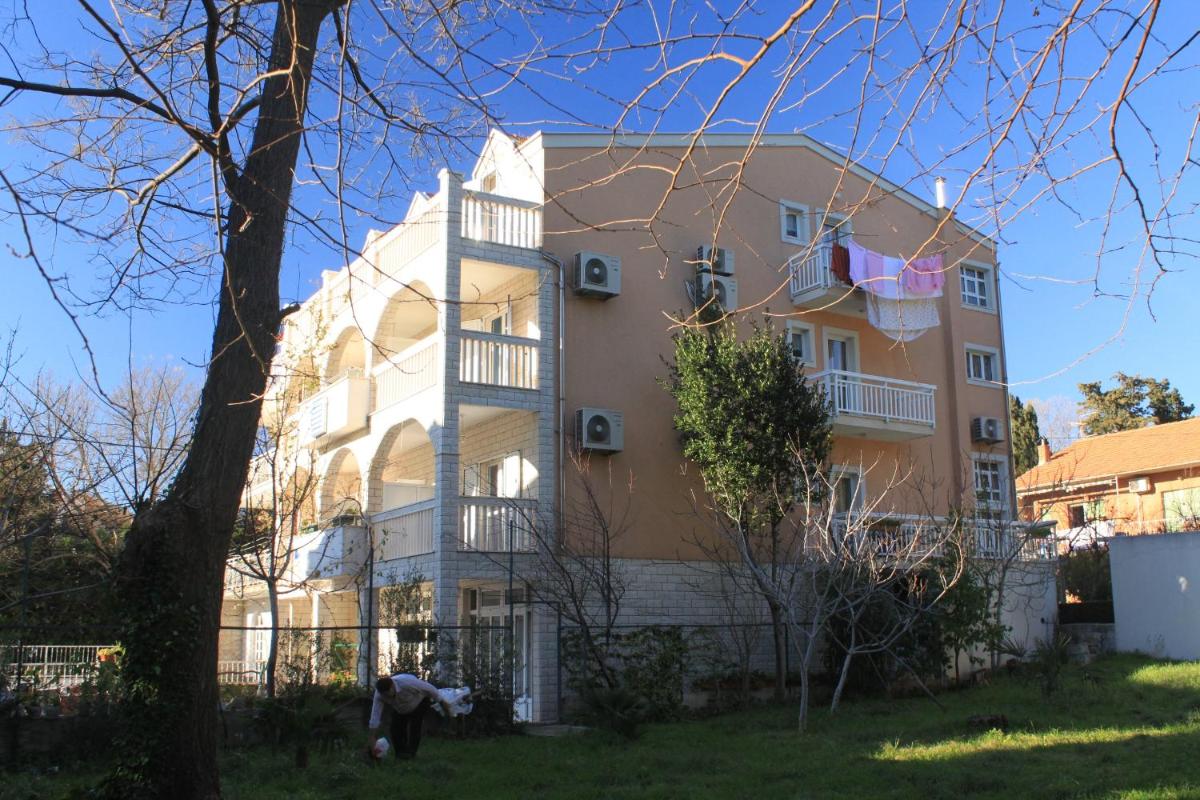 Apartments by the sea Kastel Kambelovac, Kastela - 8627 - Housity