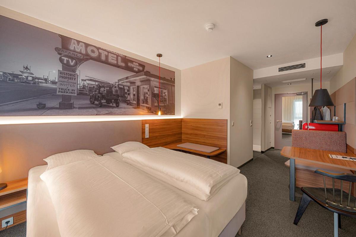 Zündwerk - Motel - Housity