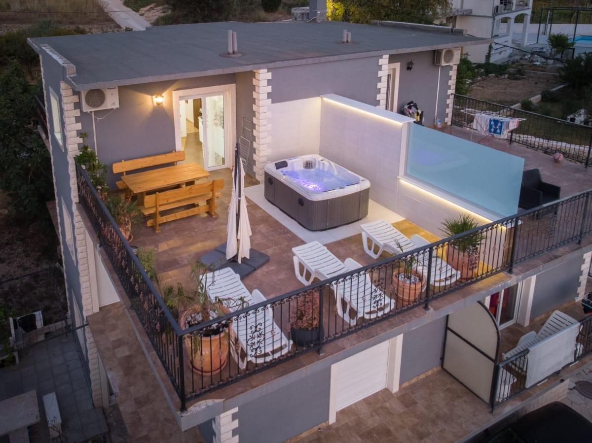 Apartments with a parking space Podstrana, Split - 8616 - Housity