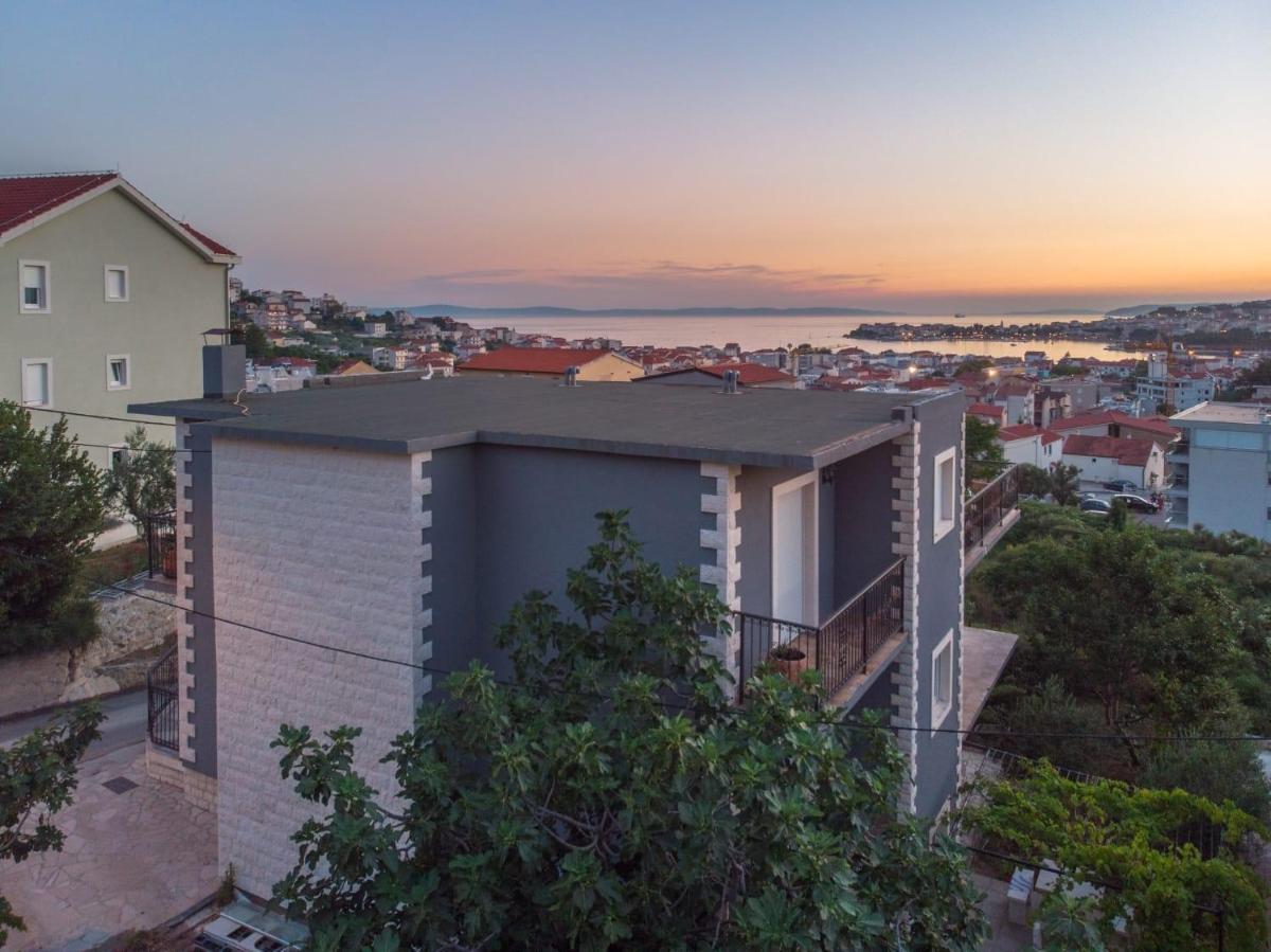Apartments with a parking space Podstrana, Split - 8616 - Housity