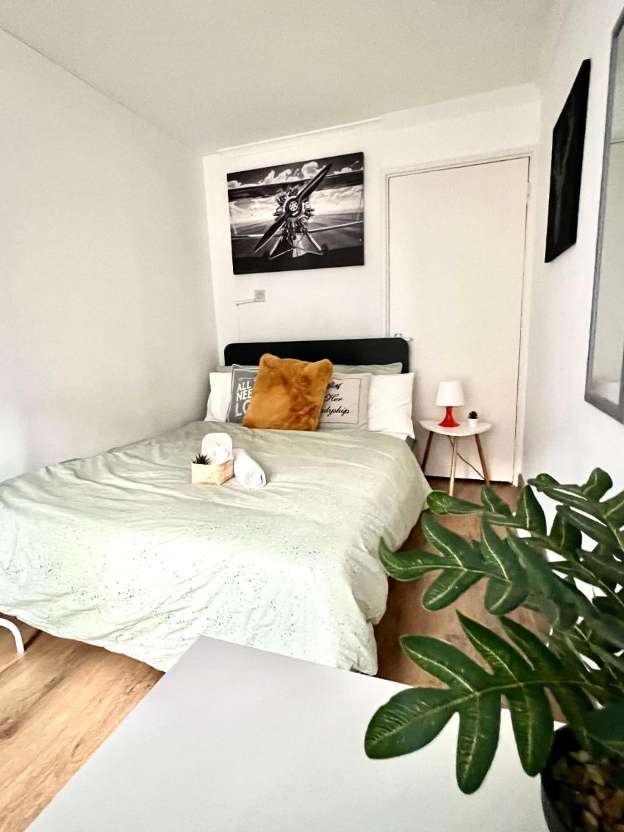 Private Bedrooms in a Flat! Home away from Home! Shared Bathroom - Housity