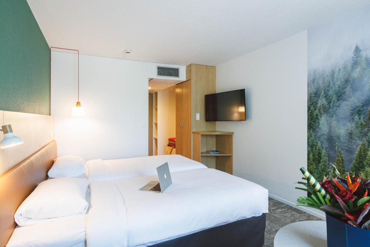 Télévision ou salle de divertissement dans l'établissement ibis Styles Aix les Bains Domaine de Marlioz