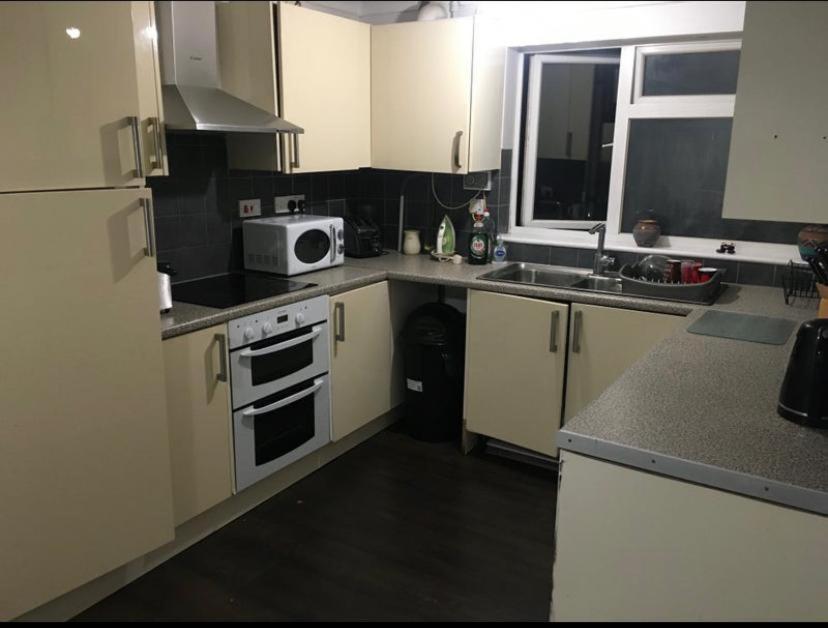 Eastbourne Late check in available - Housity