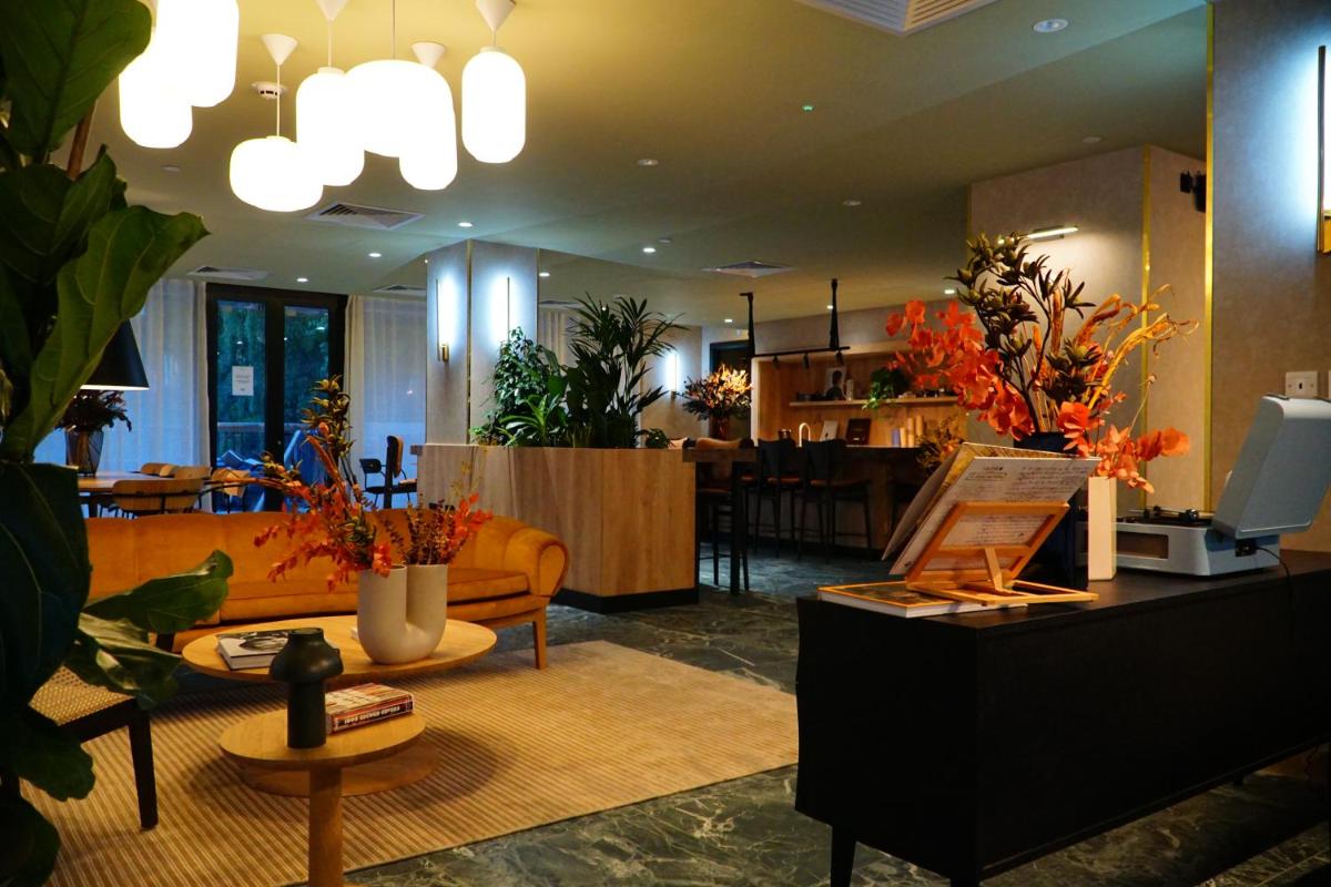 Lavish Luxury Park Front Apt with Juliet Balcony - Housity