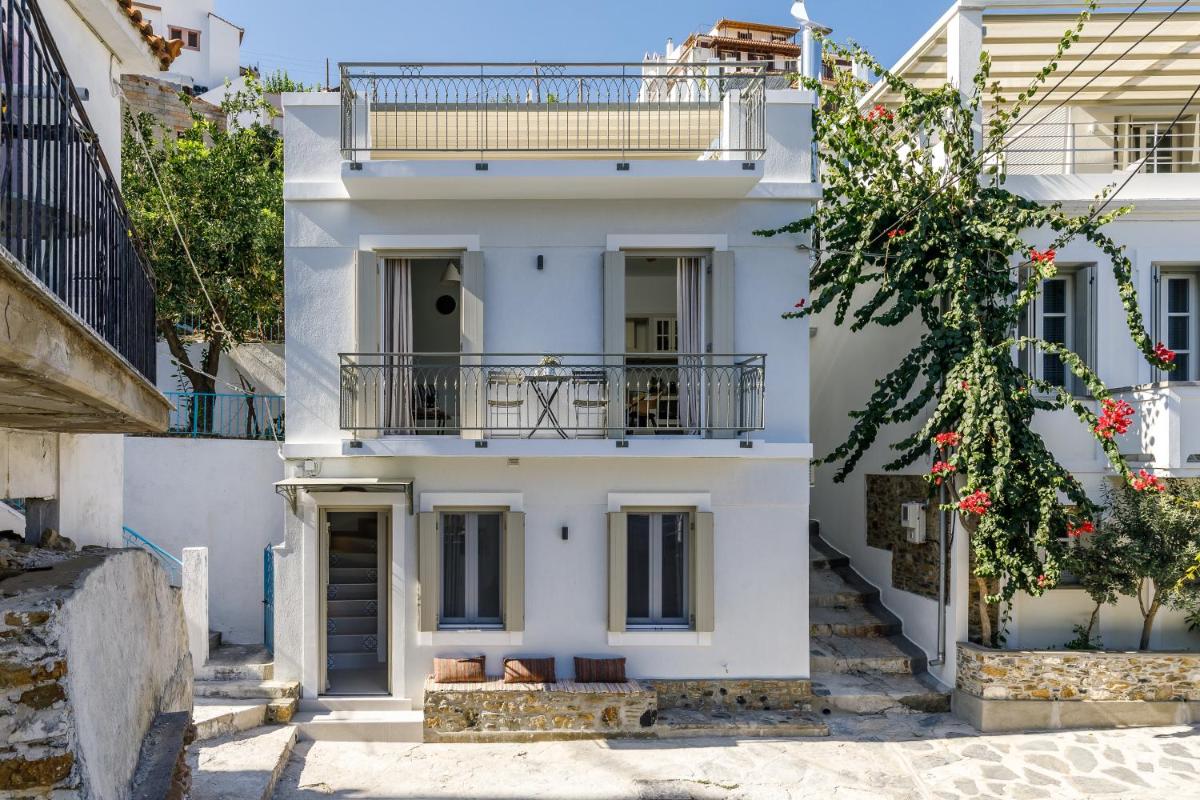 Breezy Rooftop House - Housity