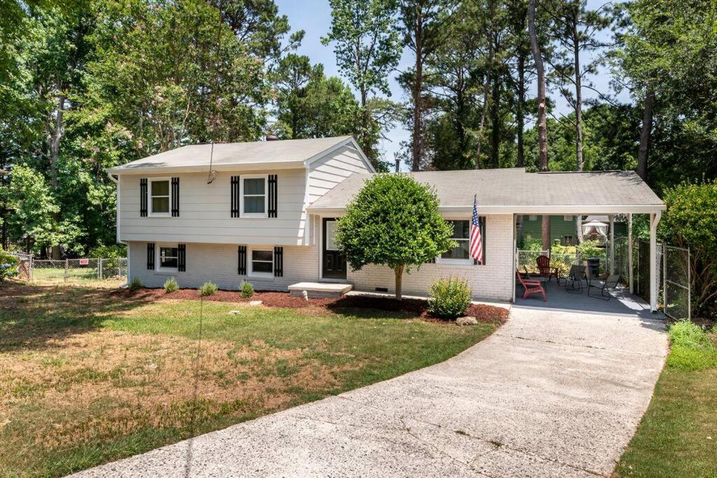 Modern, Spacious, and Comfy 3 Bedroom Home - Housity