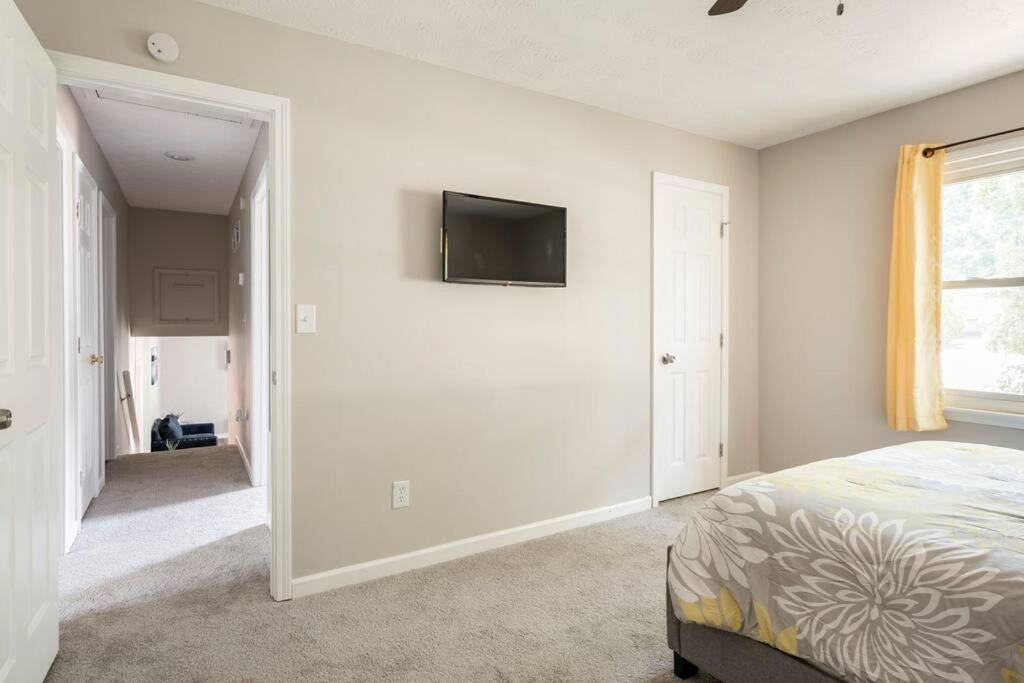 Modern, Spacious, and Comfy 3 Bedroom Home - Housity