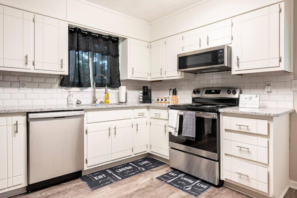 Modern, Spacious, and Comfy 3 Bedroom Home - Housity