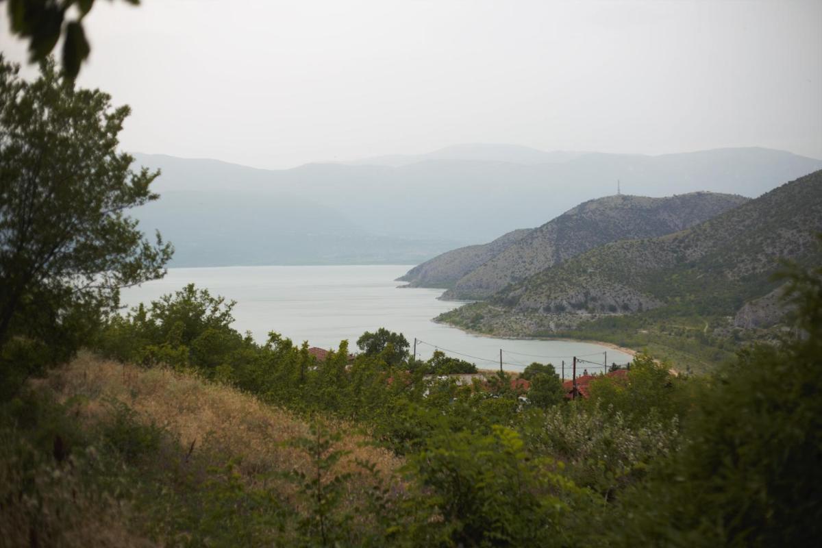Countryside Cottage with Garden & Lake View - Housity