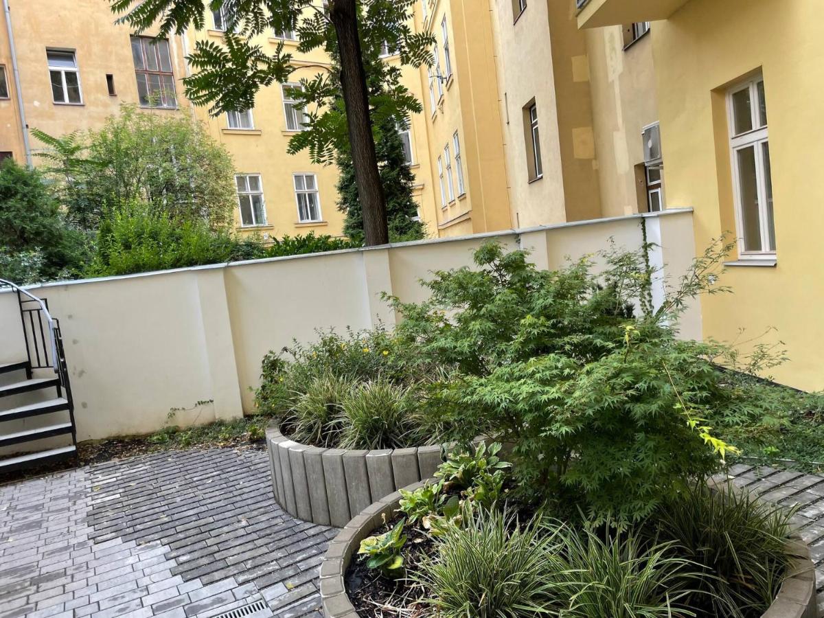 Room in Apartment - Apartment U Muzea and Vaclavske Namesti - Housity