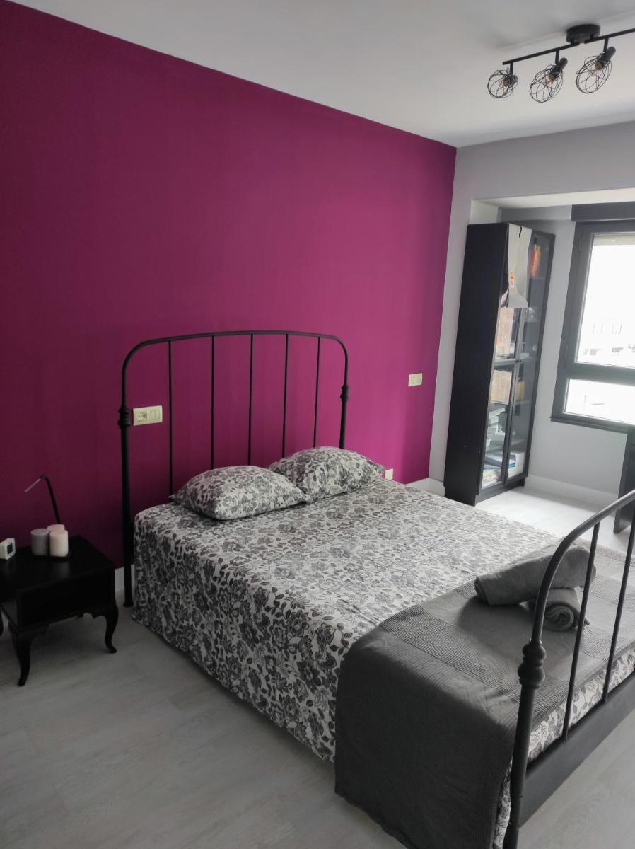 Habitación céntrica enorme parking privado desayuno baño privado - Housity