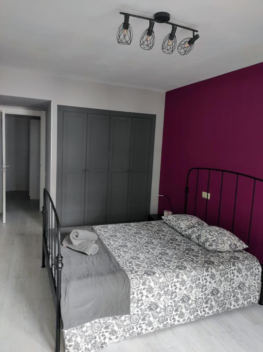 Habitación céntrica enorme parking privado desayuno baño privado - Housity
