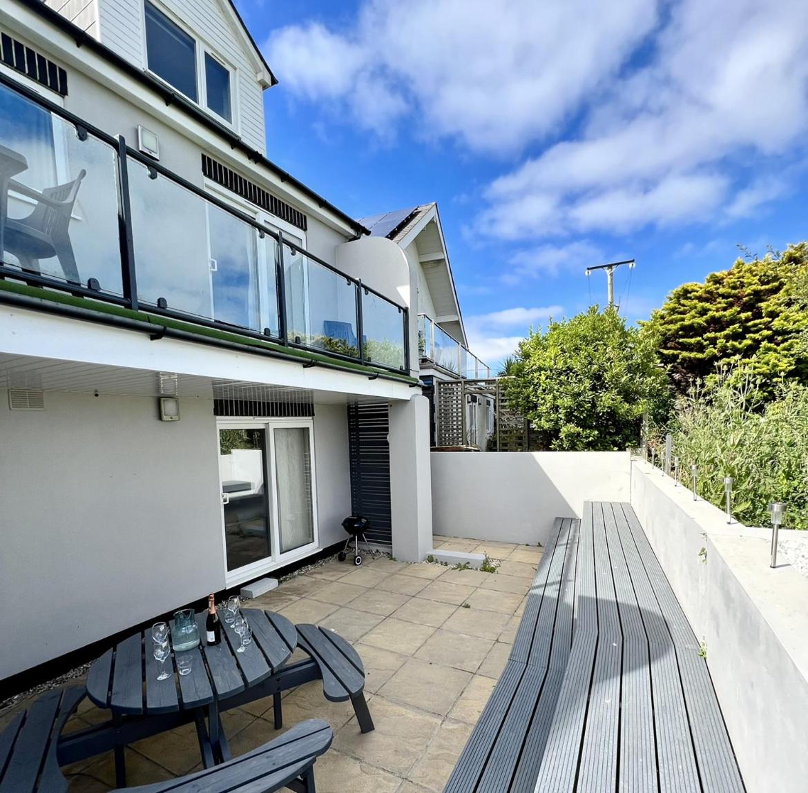 Modern spacious 4Bed House in Porth Newquay Brambl - Housity